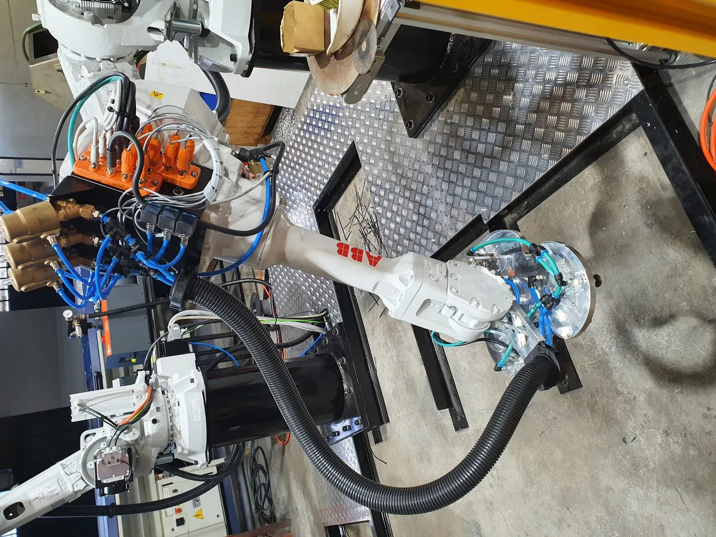 Multi-zone vacuum gripper on an ABB robot